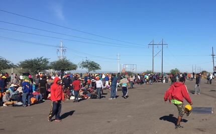 Migrantes se encuentran varados en Sonora, desde hace 36 horas