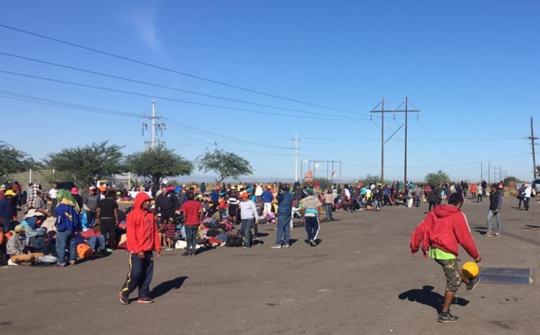 En el lugar hay familias enteras, mujeres embarazadas, menores, y adultos mayores, muchas personas ya presentan enfermedades respiratorias. Foto: Especial