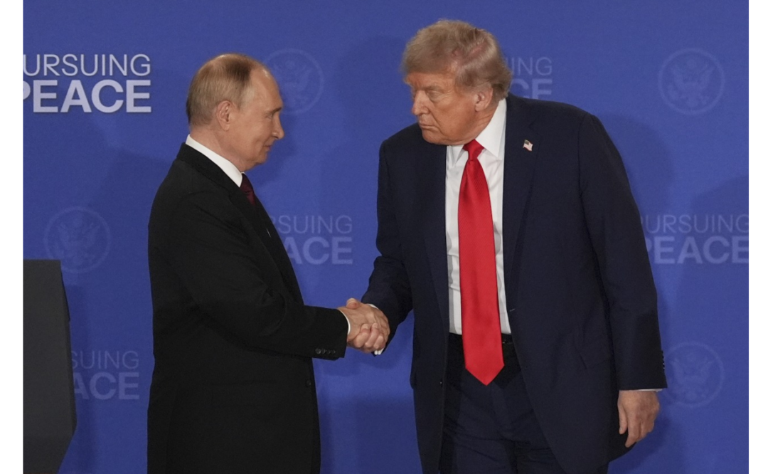El presidente Donald Trump, derecha, estrecha la mano de su homólogo ruso Vladímir Putin durante una conferencia de prensa en la Base Conjunta Elmendorf-Richardson, el viernes 15 de agosto de 2025, en Alaska. (AP Foto/Jae C. Hong)
