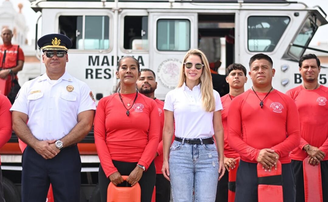 El comandante de la Primera Región Naval, el almirante Carlos Eduardo L’Eglise Escamilla, y la alcaldesa Paty Lobeira encabezaron el banderazo de salida. Foto: Especial