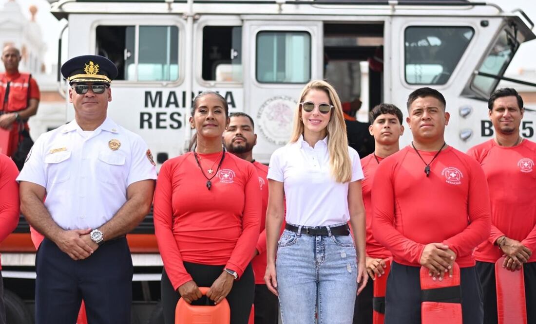 El comandante de la Primera Región Naval, el almirante Carlos Eduardo L’Eglise Escamilla, y la alcaldesa Paty Lobeira encabezaron el banderazo de salida. Foto: Especial