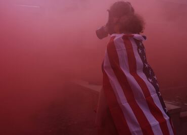 FOTOS: Continúan enfrentamientos entre manifestantes y agentes en Portland; Trump autoriza envío de 300 soldados a Chicago