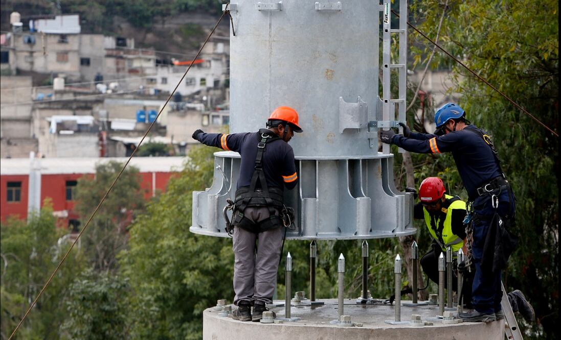 Trabajadores instalan el primeros de los 62 postes que formarán parte de la Línea 3 del Mexicable, que conectará al municipio de Naucalpan con la Ciudad de México, el 30 de junio de 2025. Foto: Foto Darío Luna / EL UNIVERSAL