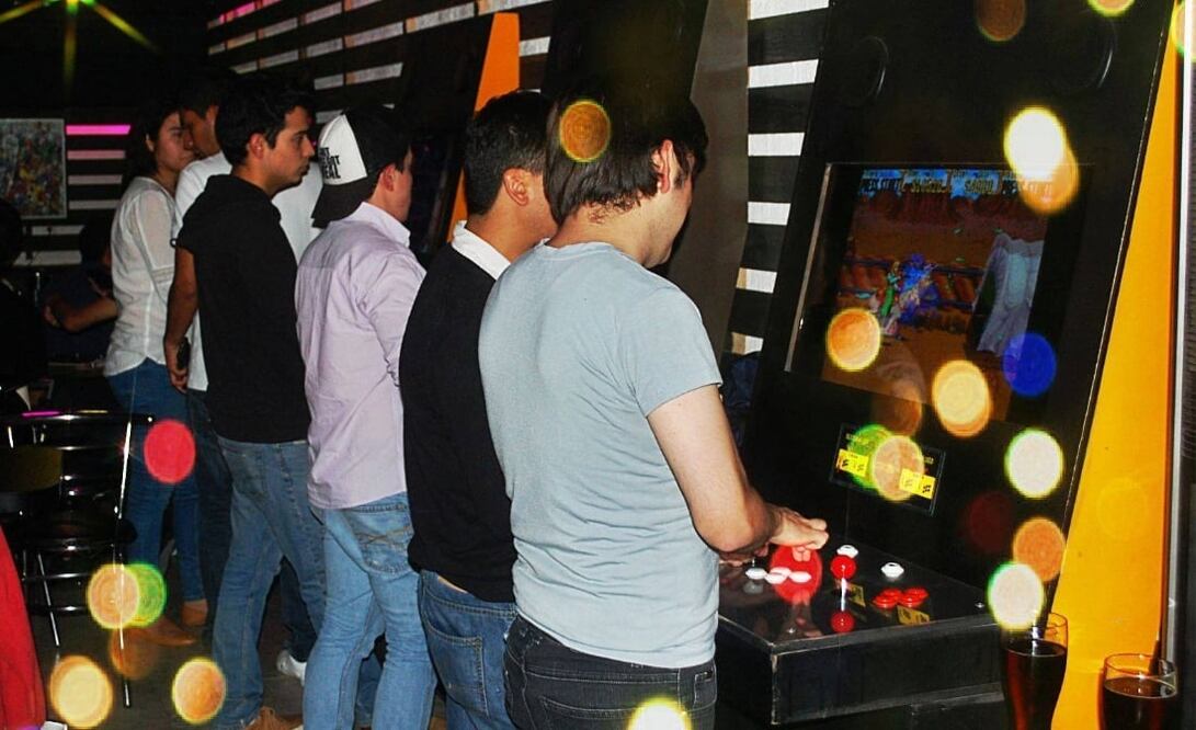 Arkeid: Si lo tuyo son los videojuegos clásicos, este lugar es para ti. Pac-Man, tortugas mutantes ninja adolescentes, street figther, entre otros te esperan en Monterrey #230, colonia Roma. Pizza, hamburguesas, hot dogs y cerveza son algunas de las variedades que podrás encontrar.
Cortesía: Arkeid