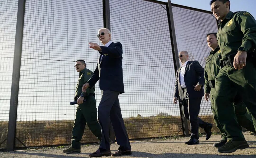 El presidente Joe Biden camina a lo largo de un tramo de la frontera entre Estados Unidos y México en El Paso, Texas. Foto: AP