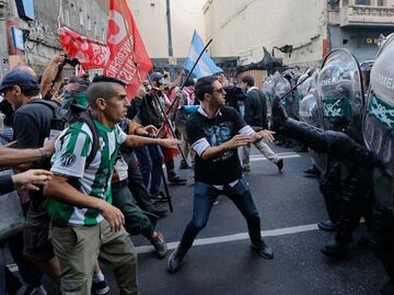Policías chocan con jubilados, hinchas y sindicatos en Argentina; reportan al menos 150 detenidos y decenas de heridos