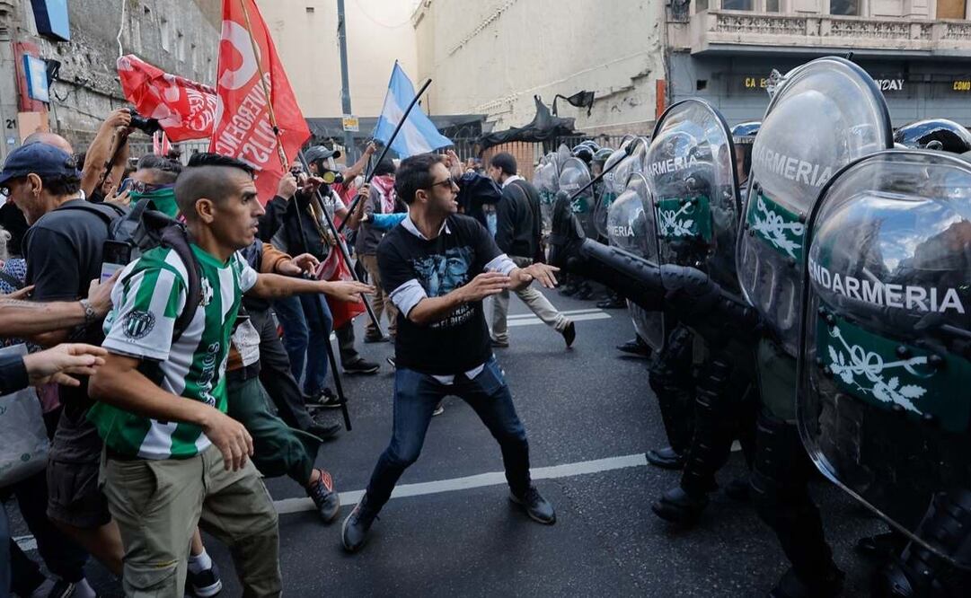 Manifestantes y miembros de la Gendarmería Nacional se enfrentan este miércoles, durante una manifestación frente al Congreso de la Nación en Buenos Aires. (12/03/25) Foto: EFE