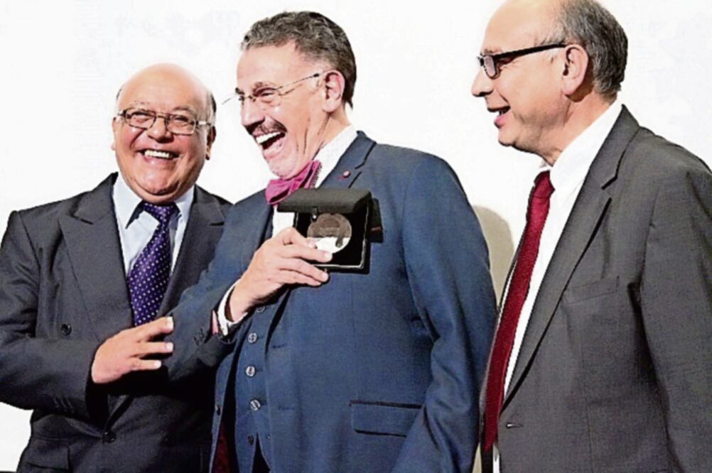 Arau (al centro) recibió el reconocimiento en la Cineteca Nacional (VALENZUELA. CINETECA NACIONAL)