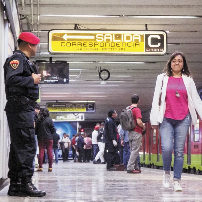 Además de los policías que resguardan la seguridad en el Metro, la PGJ tiene elementos infiltrados para capturar a presuntos secuestradores de mujeres. GALO CAÑAS. CUARTOSCURO