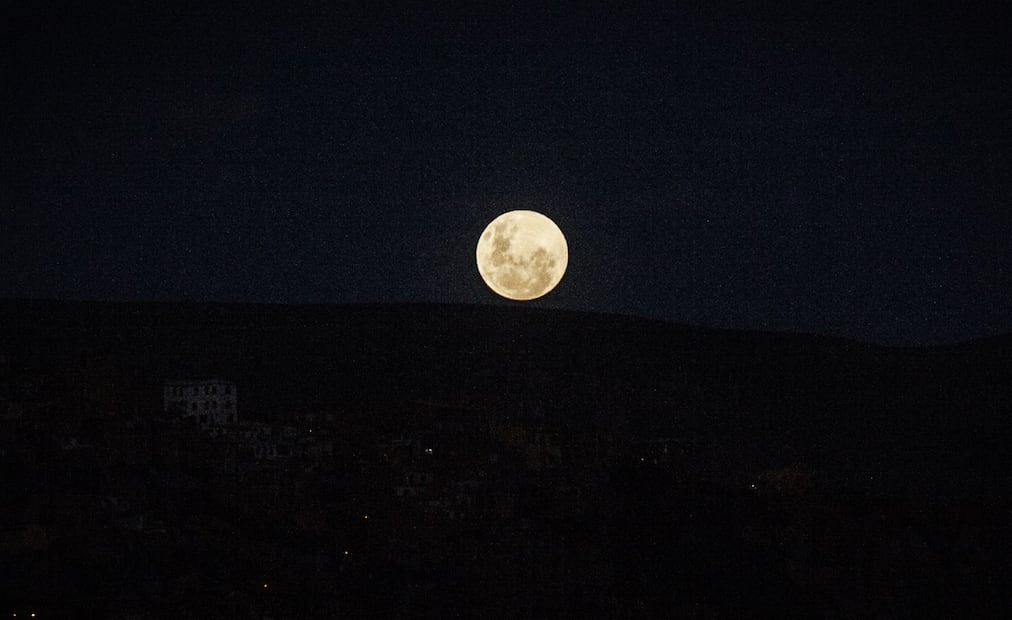 Esta Luna llena podrá verse en todo el territorio nacional, siempre y cuando las condiciones climatológicas lo permitan. Foto: EFE / Esteban Biba