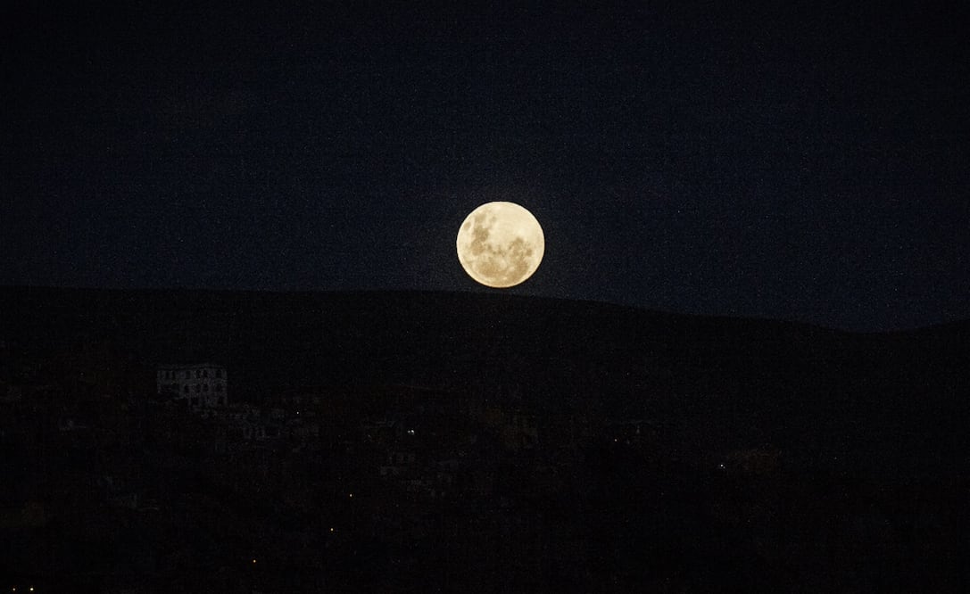 La noche del día de ayer 10 de julio se produjo uno de los fenómenos astronómicos tan esperados por los amantes de la astronomía.
Foto: EFE / Esteban Biba
