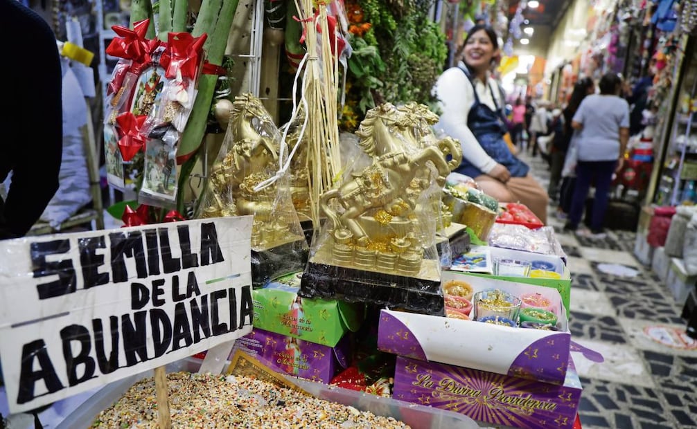 Los vendedores ofrecen semillas que aseguran sirven para unir y dar
estabilidad a las familias y deben colocarlas en la mesa donde se va a cenar. Foto: Carlos Mejía / EL UNIVERSAL