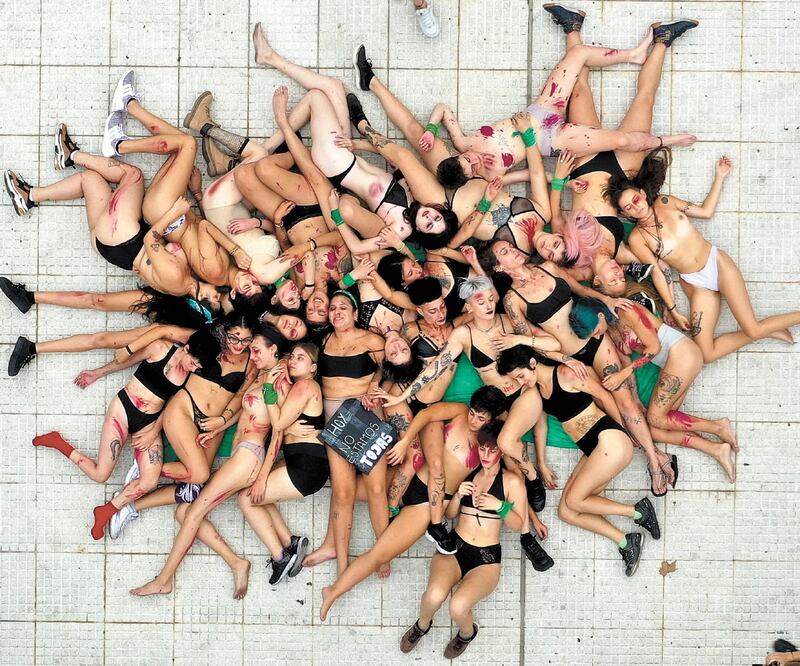 Argentinas realizaron ayer en Buenos Aires un performance cerca del Congreso, durante la marcha por el Día Internacional de la Mujer. Foto: JULIAN BONGIOVANNI. AP