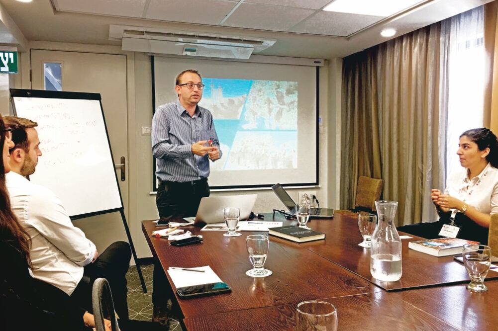 Roni Kaplan, ahora dueño de un periódico, asegura que los israelíes suelen ser poco diplomáticos, si no te metes por la puerta te metes por la ventana y en el mundo empresarial esto es muy eficiente. Foto: MIGUEL PALLARES. EL UNIVERSAL