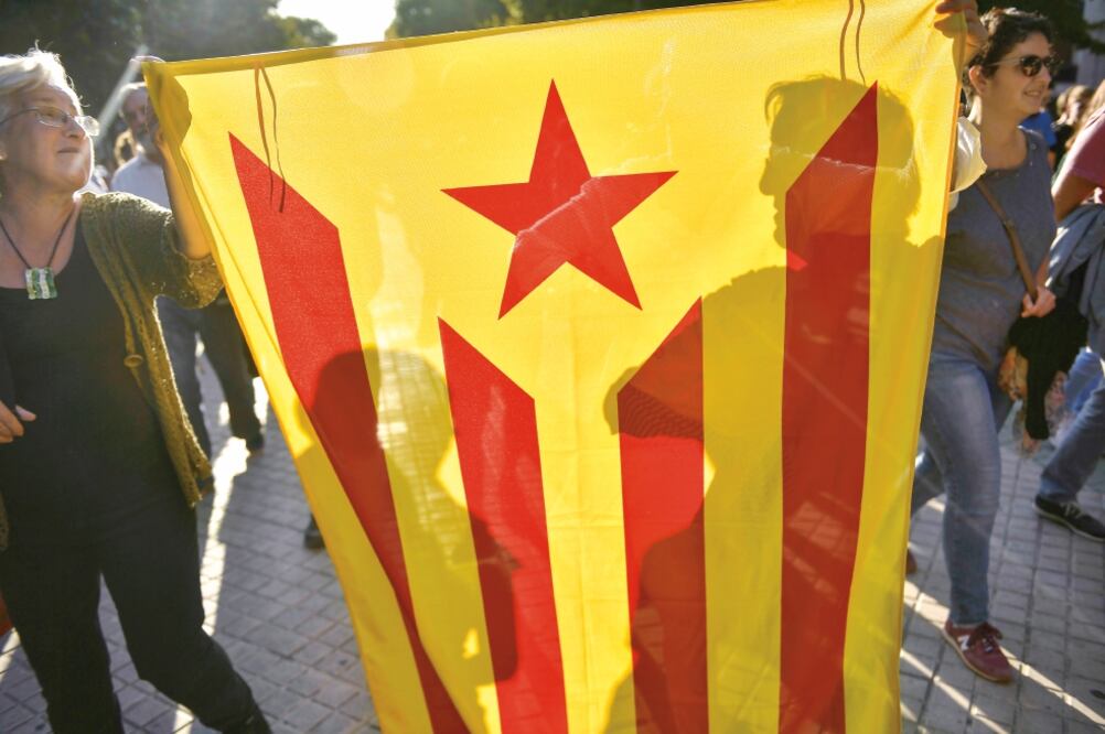 De acuerdo con analistas, la movilización de las sedes de empresas de Cataluña es motivado para no quedar fuera de la Unión Europea. Foto: ÁLVARO BARRIENTOS.AP