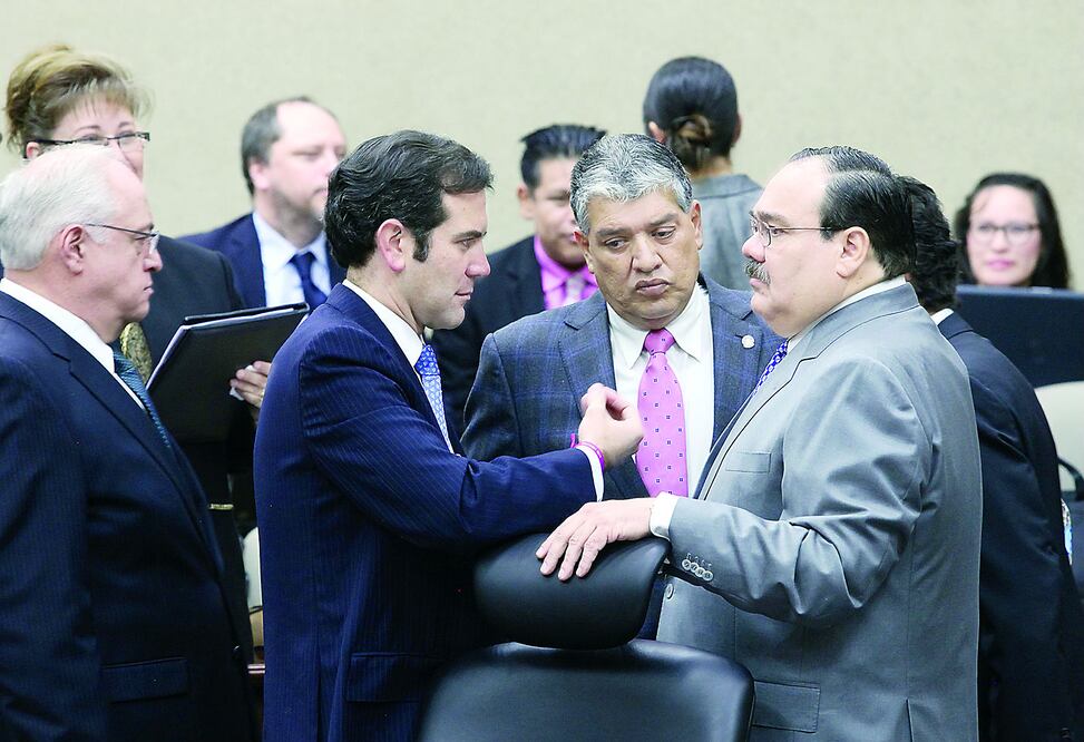 El consejero presidente del INE, Lorenzo Córdova, conversa con el representante del PRI ante ese instituto, Jorge Carlos Ramírez Marín, ayer durante la sesión del Consejo General (VALENTE ROSAS / EL UNIVERSAL)