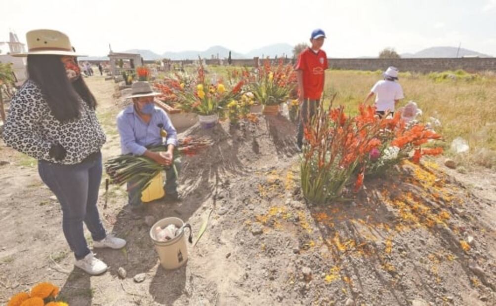 Familias adelantan visita a sus difuntos