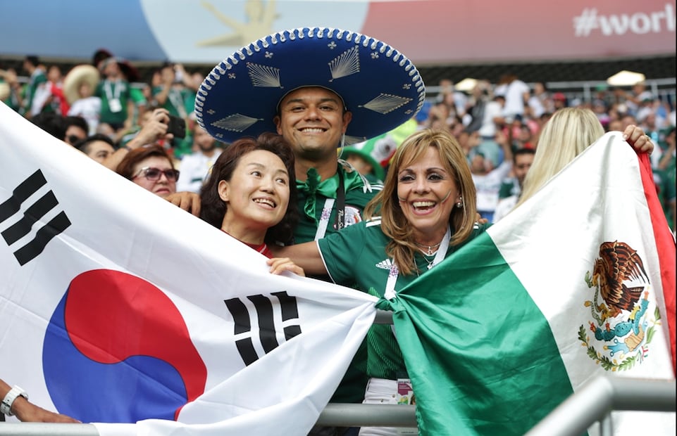 Fans de todas las edades acudieron al duelo en el que México derrotó 2-1 a su similar de Corea del Sur en el Estadio Rostov. Foto EFE
