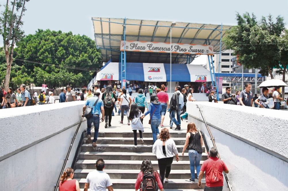 Los vendedores que la apoyan siguen en la plaza, pero han sufrido robos de sus artículos y se les quiere cobrar un predial inexistente, denuncian. (ARCHIVO EL UNIVERSAL)