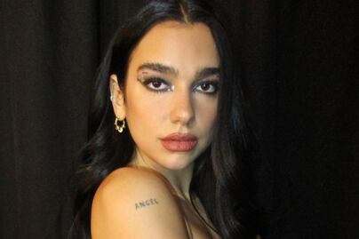 Dua Lipa impone tendencia con su bikini azul de 4 piezas