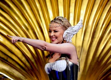 Ian Fleming y Kylie Minogue, en un día como hoy