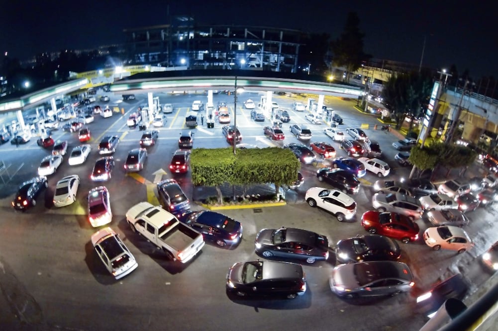 Empresarios gasolineros perciben que existe una sobrerregulación en el sector, a lo que las autoridades responden que se está dando una transición. (ARCHIVO EL UNIVERSAL)