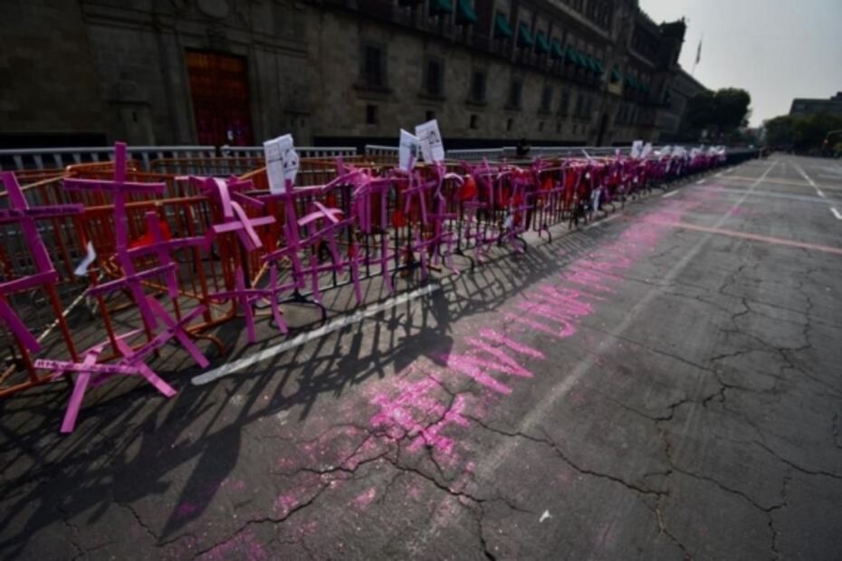 Mujeres saltan valla de Palacio Nacional y colocan cruces en protesta contra feminicidios