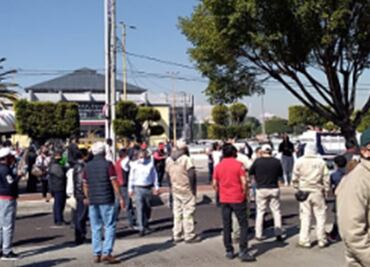 Empleados de la alcaldía V. Carranza bloquean Eje 3; exigen pagos de horas extras