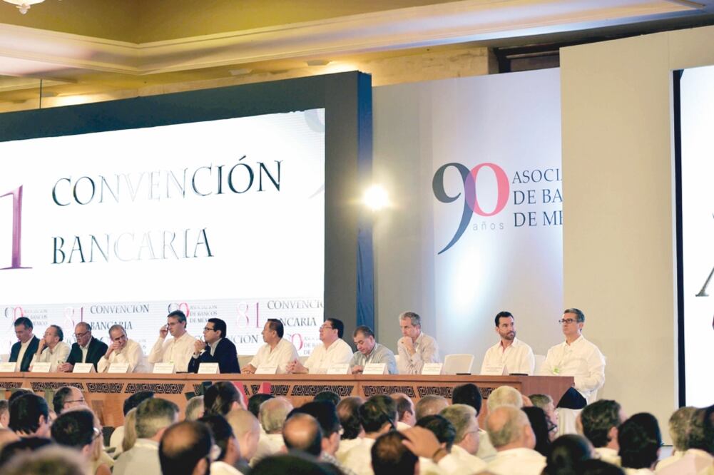 José Antonio González Anaya, secretario de Hacienda, aseguró ante funcionarios y banqueros que el gobierno está pendiente para hacer frente a los retos que pudieran presentarse durante el año (IVÁN STEPHENS EL UNIVERSAL)