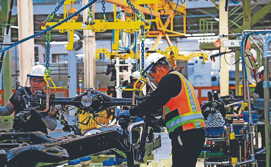 Expertos aseguran que la escasez para la industria automotriz es de todo tipo de autopartes, desde espejos retrovisores, faros, defensas, parrillas y hasta rines. Foto: de ARCHIVO EL UNIVERSAL