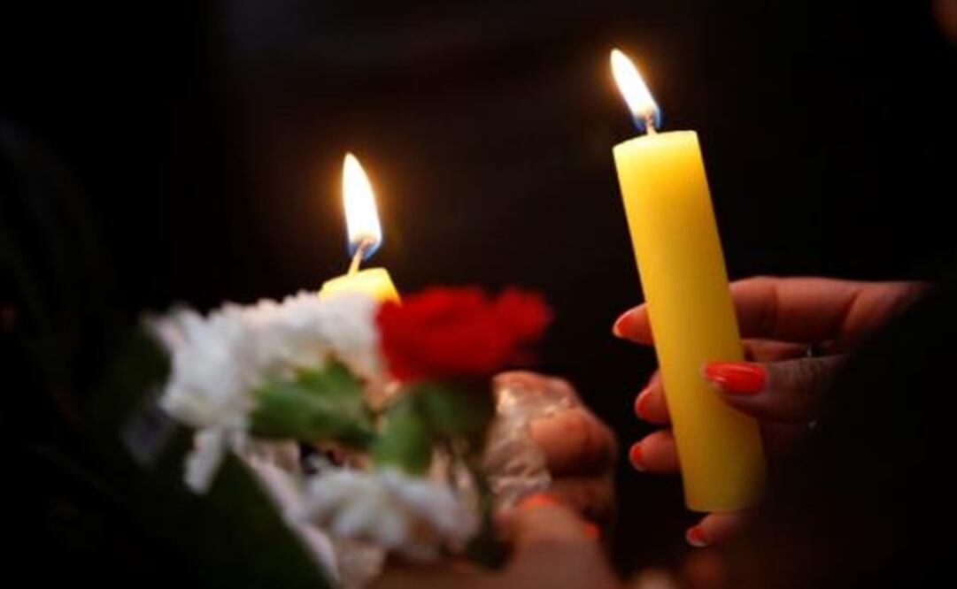 Demonstrators hold candles as they take part in a demonstration against recent murders of journalists – Photo: Henry Romero/REUTERS