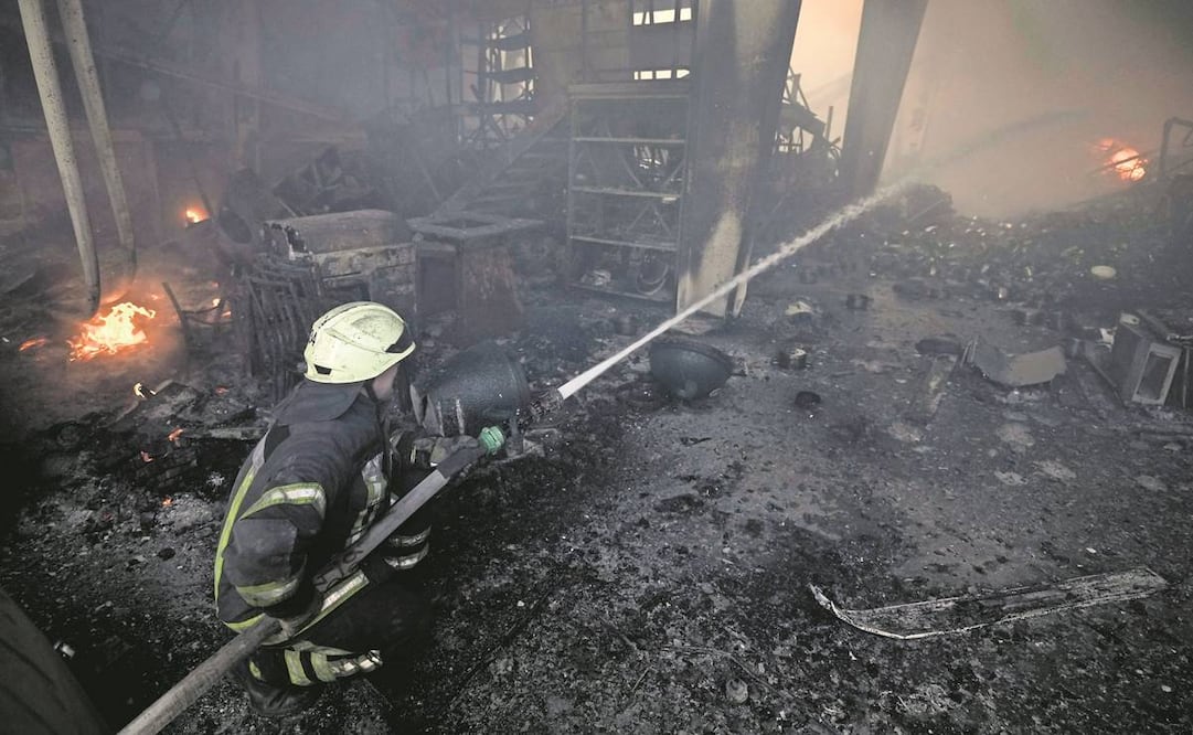 Un bombero, dentro un almacén destruido después de un bombardeo ruso en las afueras de Kiev. Foto: Vadim Ghirda/AP