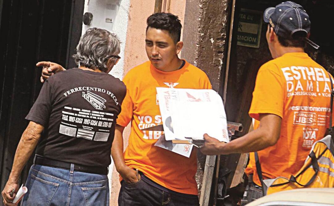 Mujeres, adultos mayores y jóvenes participan volanteando, encuestando y haciendo propaganda para los partidos políticos. Su labor consiste en recorrer las calles de la ciudad para invitar a sufragar, convencer a la gente y hacer crecer el "voto duro"