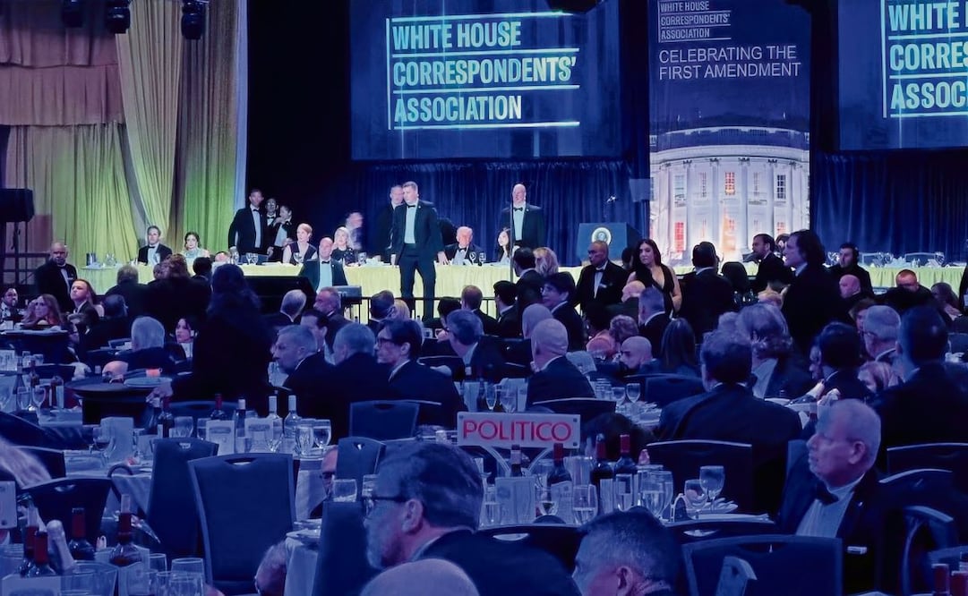 Agentes del Servicio Secreto se despliegan para sacar a Donald Trump de la Cena de Corresponsales de la Casa Blanca, el 25 de abril. Foto: Alex Brandon/AP
