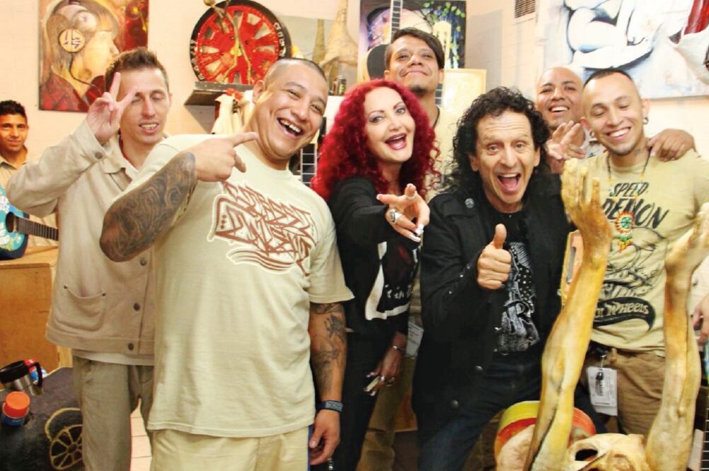 El líder de la banda y su “domadora” convivieron con los presos, quienes les dedicaron un rap por su 50 aniversario. (ESPECIAL)
