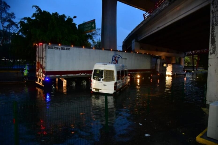 Video: Tormenta y granizo dejan autos sumergidos en Edomex