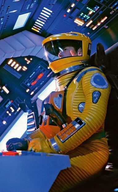 Hardy Amies no sólo sabía hacer los sobrios vestidos de la reina de Inglaterra, sino que extendía su creatividad hasta los trajes de astronauta para el cine. Pinterest.