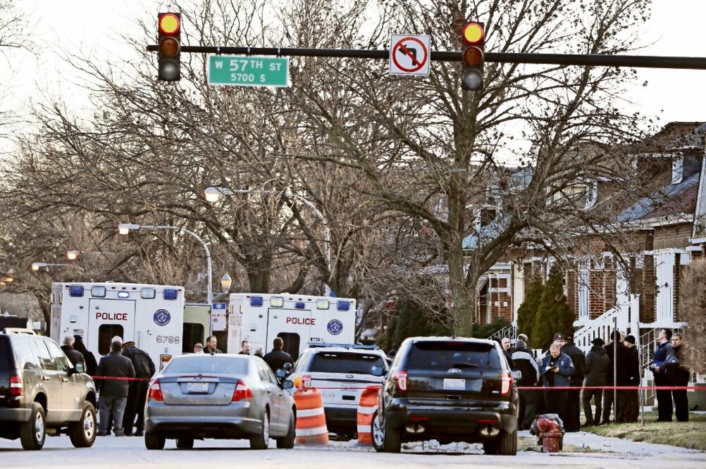Las indagatorias hechas por autoridades de Chicago en el domicilio de la familia mexicana hallada muerta el jueves, revelan que no había cerraduras forzadas (CHARLES REX ARBOGAST. AP)