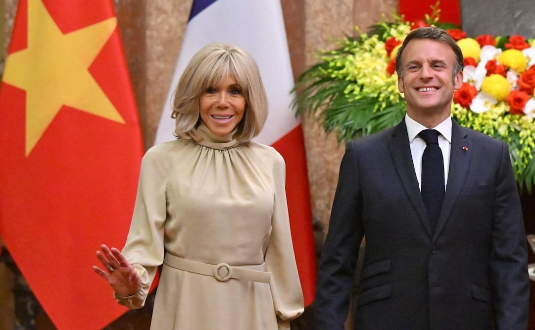 El presidente de Francia, Emmanuel Macron, y su esposa, Brigitte Macron, reaccionan mientras posan para fotos con el presidente de Vietnam, Luong Cuong, y su esposa, Nguyen Thi Minh Nguyet, durante una reunión en el Palacio Presidencial en Hanoi el 26 de mayo de 2025. Foto: AFP