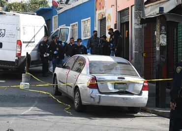 Hallan cuerpo en descomposición dentro de cajuela de auto en Iztapalapa