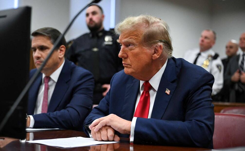 El expresidente estadounidense Donald Trump asiste al primer día de su juicio por supuestamente encubrir pagos de silencio relacionados con relaciones extramatrimoniales, en el Tribunal Penal de Manhattan, en la ciudad de Nueva York, el 15 de abril de 2024. Foto: AFP