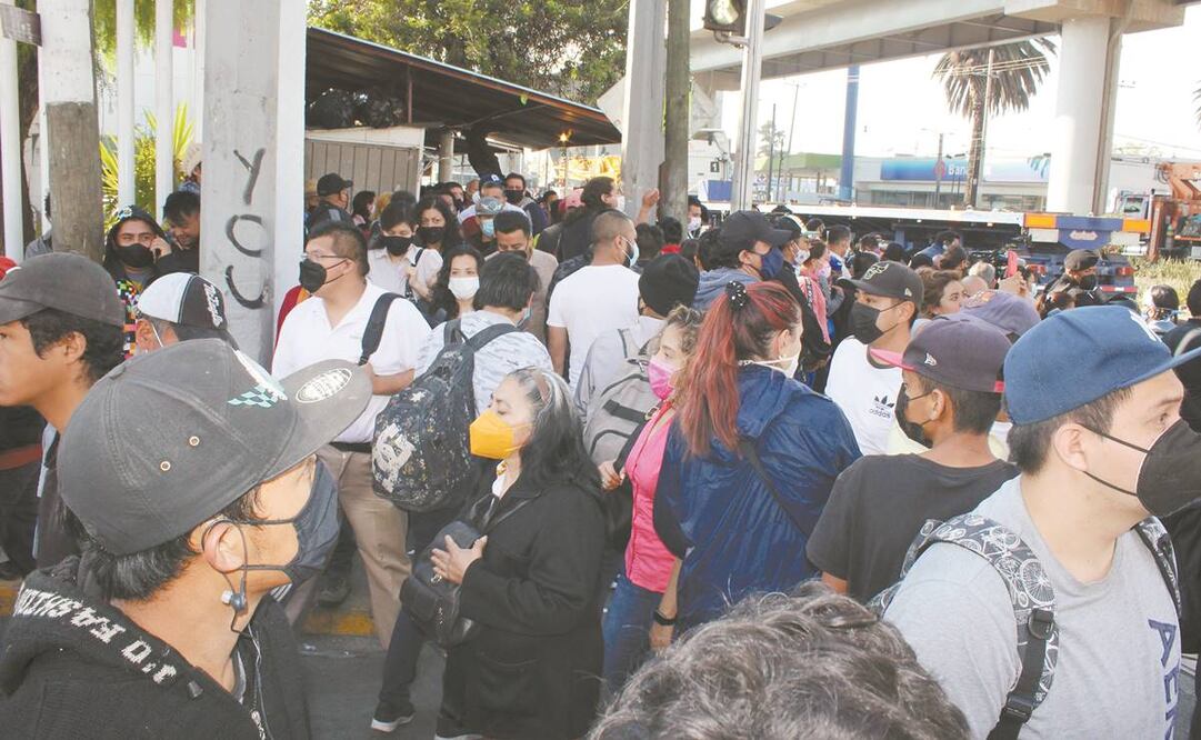El caos cerca de la zona siniestrada fue muy notorio, pues la gente buscaba tomar transporte. Fotos: Sergio Trejo/ El Universal. 