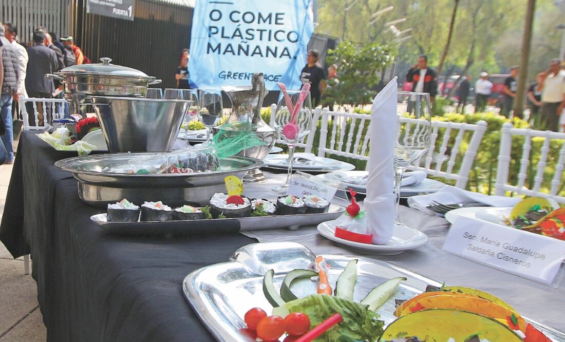 Integrantes de organizaciones urgieron a senadores a legislar contra la contaminación por microplásticos. Foto: ESPECIAL