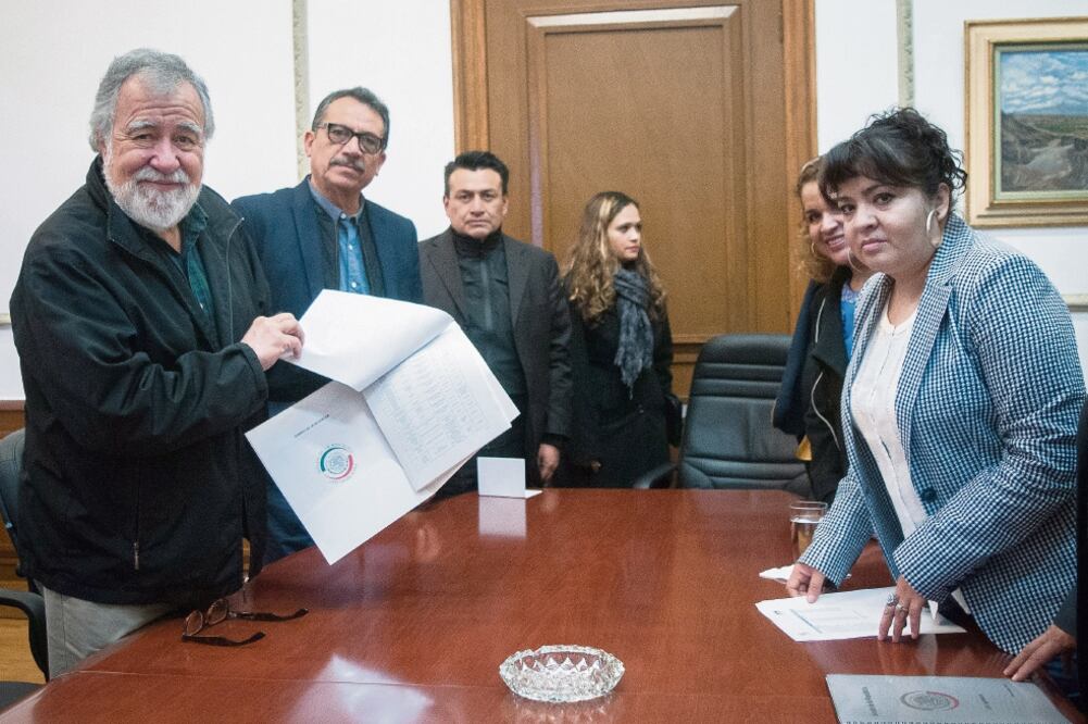 Nestora Salgado (der.) pidió al subsecretario de DH, Alejandro Encinas (izq.), la liberación de presos políticos. (CUARTOSCURO)