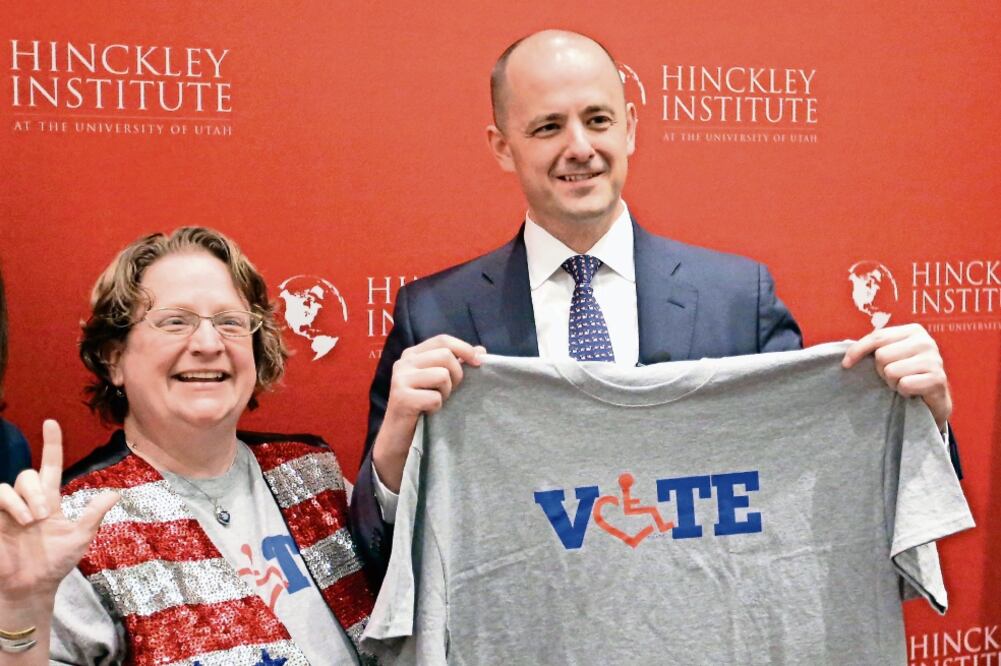 El candidato independiente Evan McMullin posa con una simpatizante durante un mitin realizado ayer en la Universidad de Utah. Expertos señalan que hay posibilidades de que gane en este estado y quite a Trump los seis votos electorales (RICK BOWMER. AP)