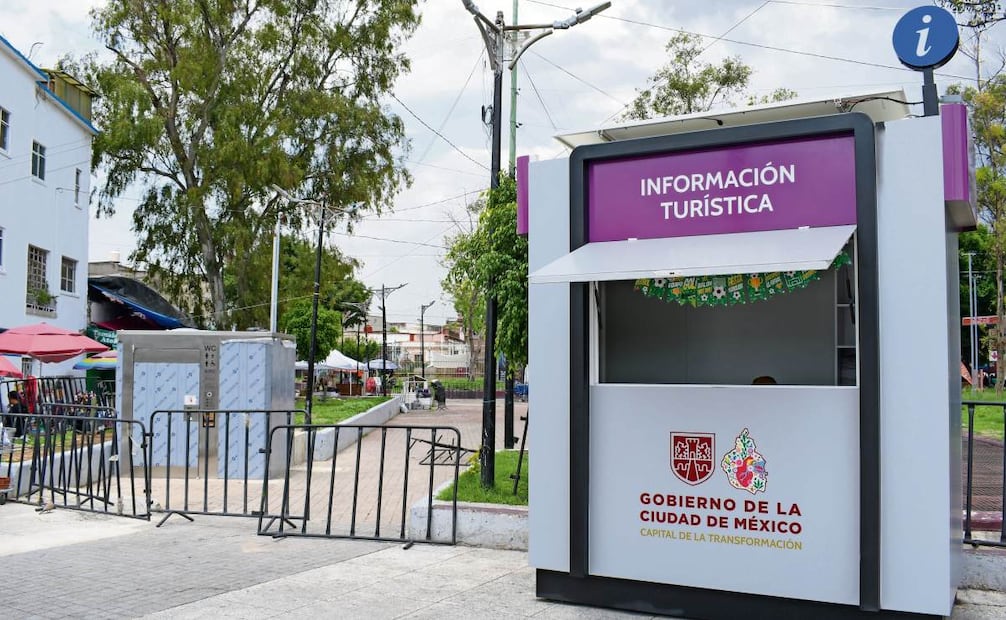 El módulo de información afuera de la estación del Metro La Villa está en funcionamiento, pero el nuevo baño público todavía sigue fuera de servicio Foto: Santiago Cadena/El Universal