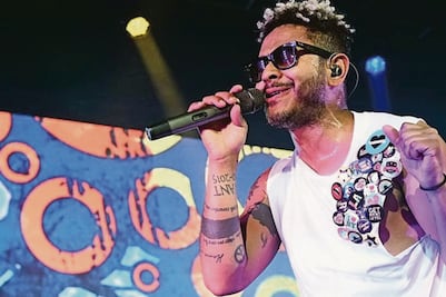 Kalimba da gusto a fans con canto, baile y duetos