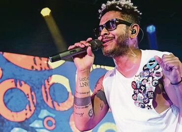 Kalimba da gusto a fans con canto, baile y duetos