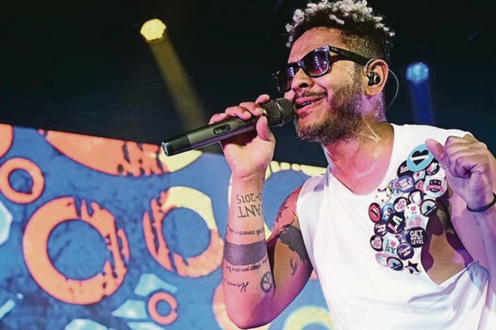 El artista pasó del pop al blues en el Teatro Metropólitan. (FACEBO OK)