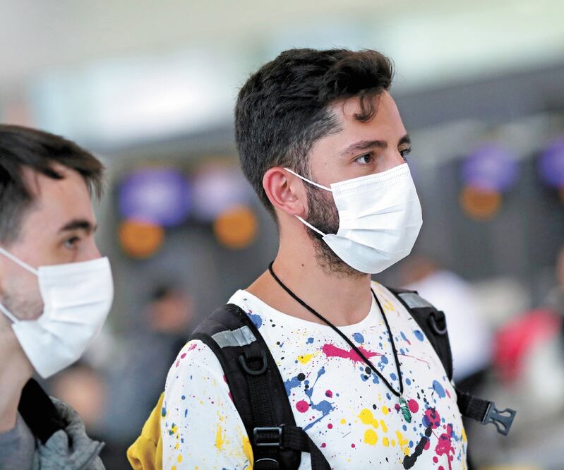 Viajeros con máscaras para prevenir un eventual contagio de coronavirus, en el aeropuerto Guarulhos de Sao Paulo, Brasil. Foto: AMANDA PEROBELLI. REUTERS